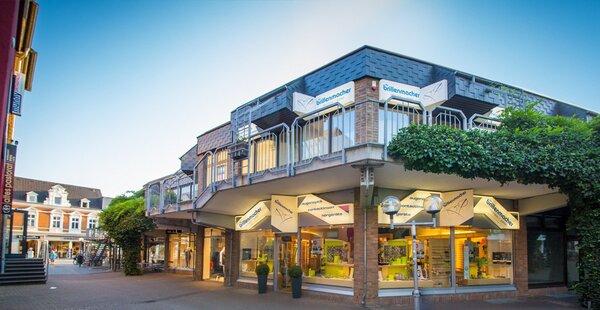 Modernes Optiker-Geschäft mit Brillen, Kontaktlinsen und Hörgeräten im Stadtzentrum.